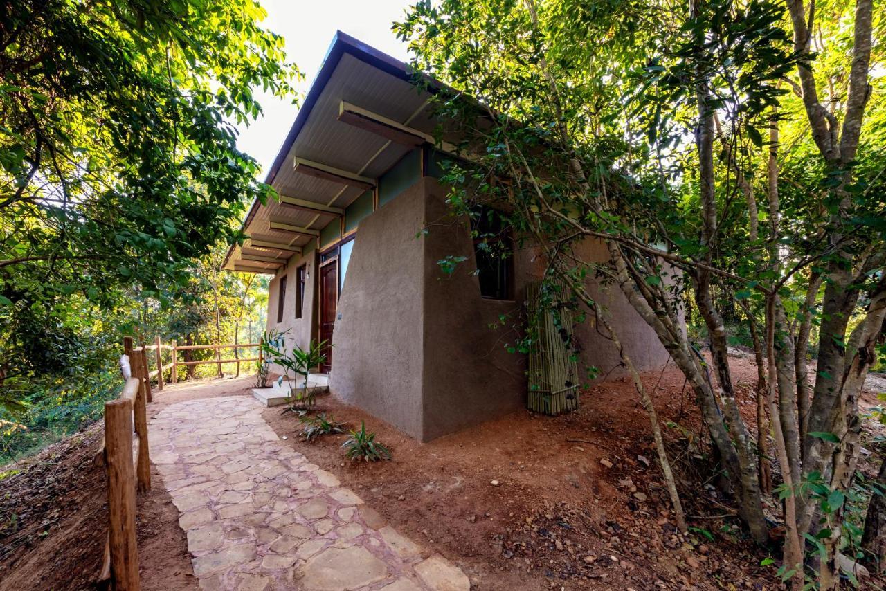 Kanha Jungle Camp Eksteriør bilde