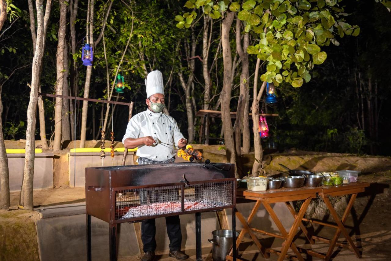 Kanha Jungle Camp Eksteriør bilde